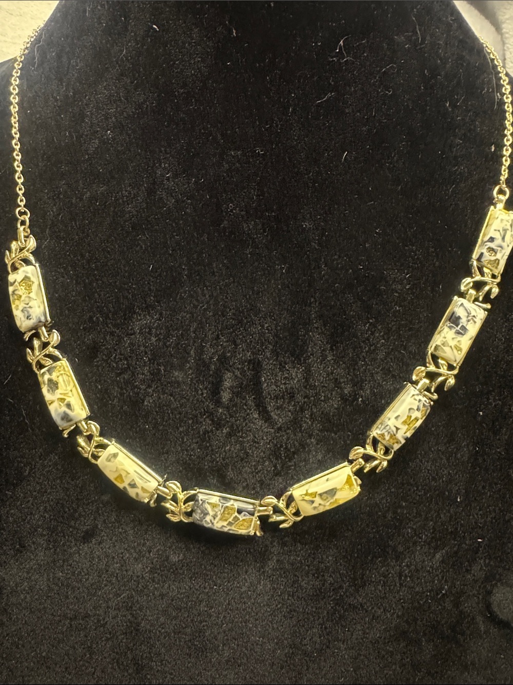Vintage 1950s - 1960s confetti lucite panel Necklace - Elegant Women’s Jewelr